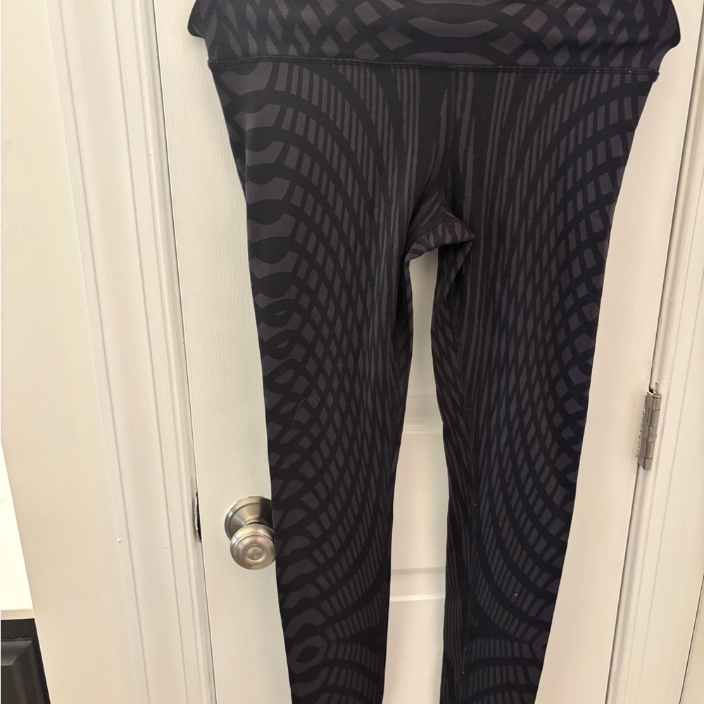 ALO Yoga Black and Gray Patterned Thick Leggings size M